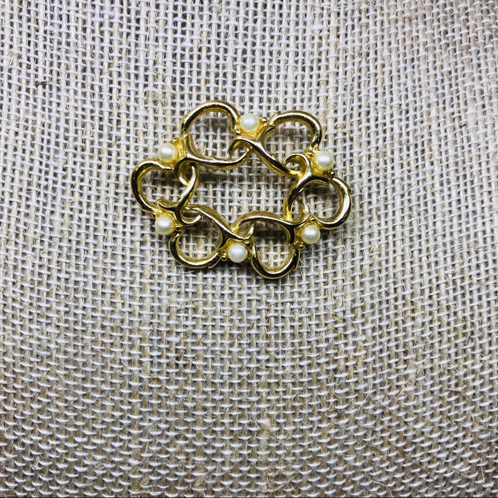 Crown Trifari VTG faux pearl & gold tone brooch